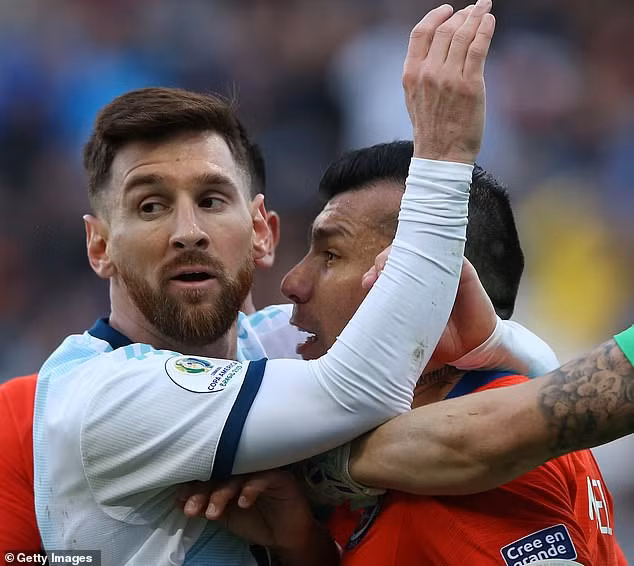 Messi khá ngỡ ngàng với thẻ đỏ Messi khá ngỡ ngàng với thẻ đỏ