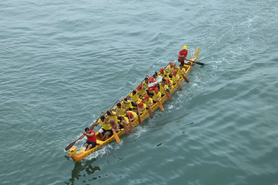 Hơn 200 tay chèo đến từ 8 đội thuyền đua đã nỗ lực hết mình để giành vị trí cao cho đội.