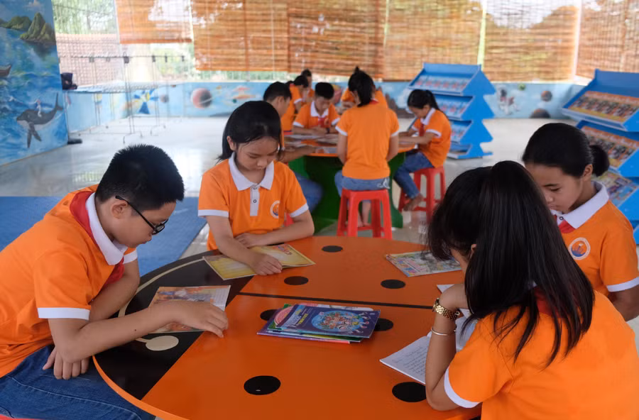 Hiệu trưởng Trường Tiểu học Quảng Hưng cho rằng, hạt giống thói quen đọc sách ở mỗi người cần được gieo trồng ngay từ nhỏ. Hiệu trưởng Trường Tiểu học Quảng Hưng cho rằng, hạt giống thói quen đọc sách ở mỗi người cần được gieo trồng ngay từ nhỏ.