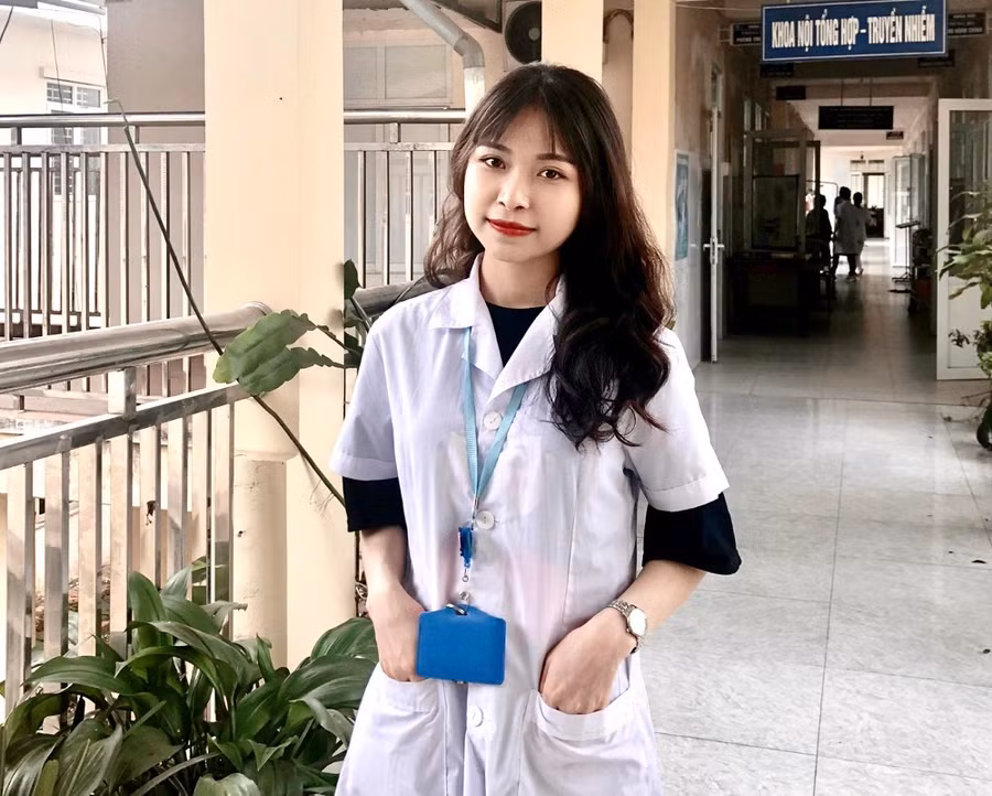 Nữ sinh viên Cao Lan 'vừa hồng vừa chuyên'.
