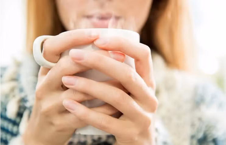 Chuyên gia khuyên bạn nên tránh uống nước quá nóng vì nó có thể gây bỏng miệng và cổ họng. (Ảnh: ITN)