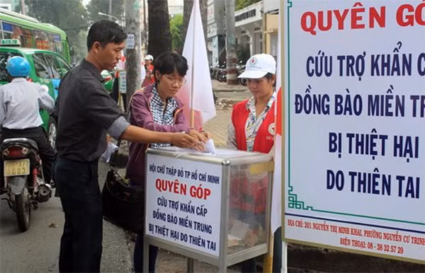 Người dân TPHCM ủng hộ đồng bào miền Trung và Tây Nguyên sau lời kêu goọi của Ủy ban MTTQ Việt Nam TPHCM