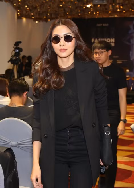 Những "bộ cánh" màu đen quyền lực của Hà Tăng - Hình 5 Nhung