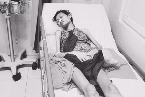 Hoa hậu H"Hen Niê kêu gọi giúp mẫu 25 tuổi bị ung thư giai đoạn cuối ảnh 2 Hình ảnh hiện tại của Kim Anh.