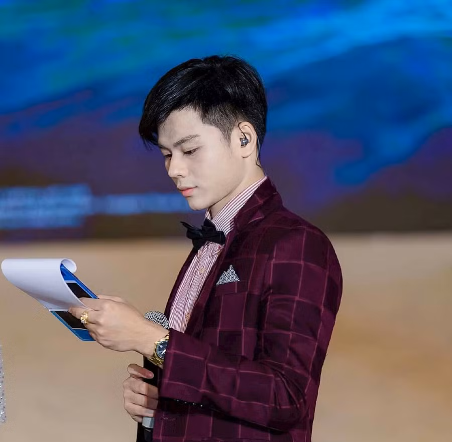 Chàng nhân viên ngân hàng điển trai, dáng đẹp chuẩn người mẫu ảnh 2