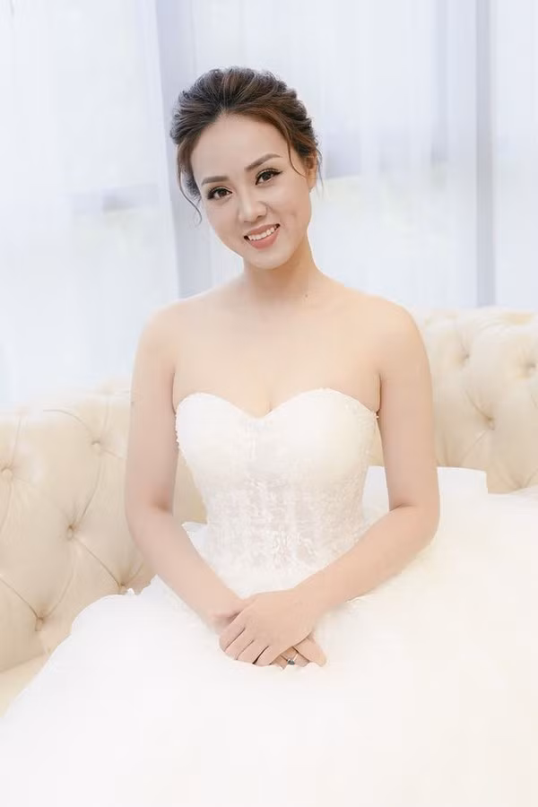 Hình ảnh bạn gái Công Lý dấy lên tin đồn đám cưới nhưng người trong cuộc vẫn từ chối trả lời. 