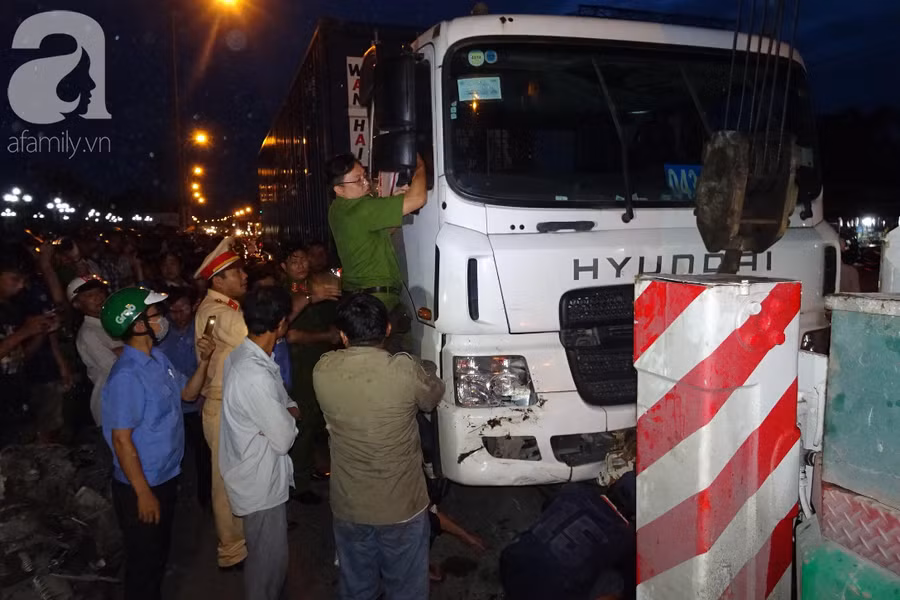 Nghẹn lòng đám tang của những nạn nhân vụ tai nạn: Dưới bánh xe container định mệnh, họ chẳng bao giờ tỉnh dậy nữa - Ảnh 6. Nghẹn lòng đám tang của những nạn nhân vụ tai nạn: Dưới bánh xe container định mệnh, họ chẳng bao giờ tỉnh dậy nữa - Ảnh 6.