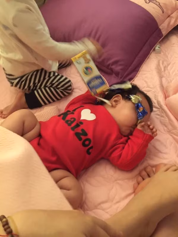 Để con gái 2 tuổi trông em, vài phút sau quay lại mẹ trẻ "sững sờ" thấy cảnh tượng này ảnh 2 Còn đây là cô chị 2 tuổi uống sữa, ăn kẹo xong ném luôn vào em.