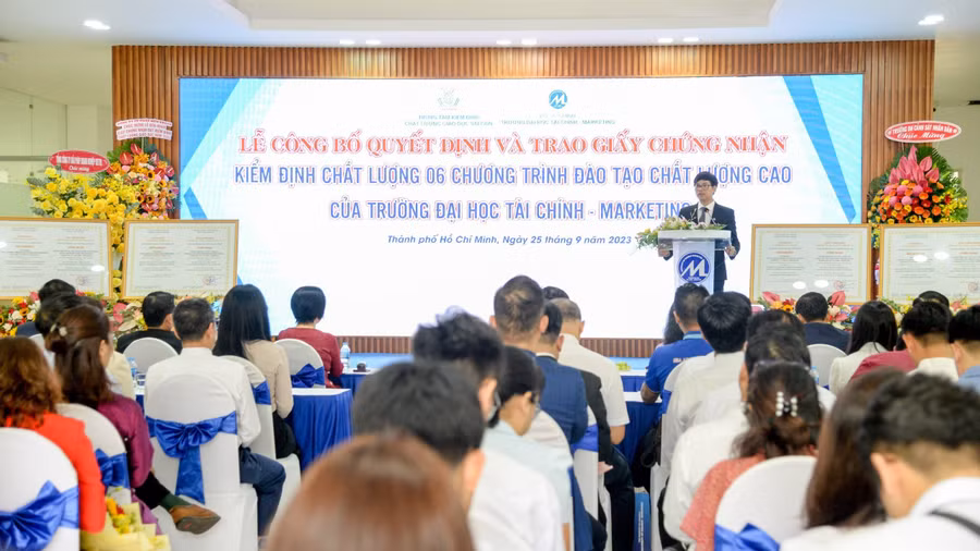 PGS.TS. Phạm Tiến Đạt, Hiệu trưởng Nhà trường phát biểu tại lễ đón nhận Giấy chứng nhận đạt chuẩn kiểm định 6 ngành chất lượng cao.