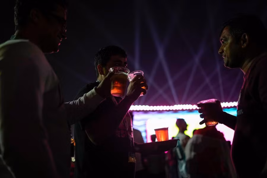 Người hâm mộ thưởng thức bia tại các khu vực fanzone.