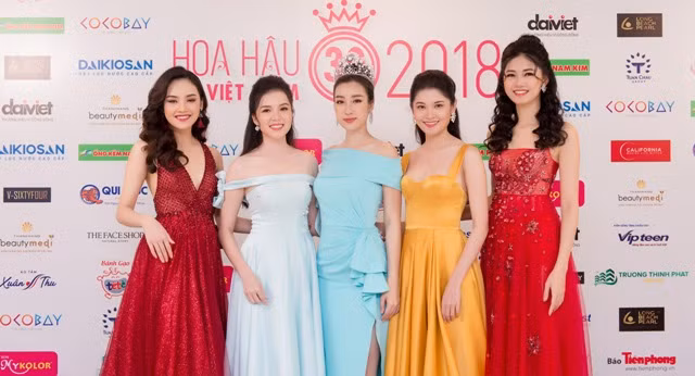 Những người đẹp tề tựu tham dự họp báo