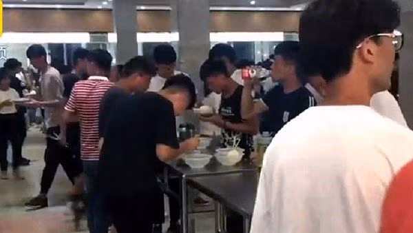 Lý do bất ngờ một trường TQ bắt học sinh ăn đứng