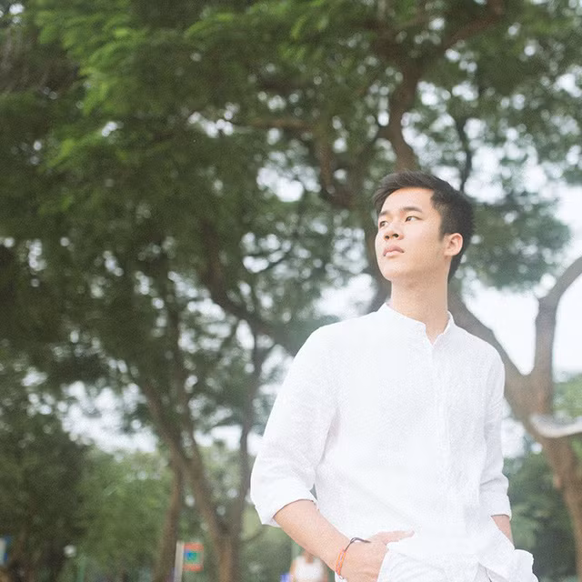  Hà Nhật Minh &nbsp;- Lớp 12 Địa sở hữu thành tích học tập đáng nể: Giải khuyến khích học sinh giỏi địa cấp quận năm lớp 9, Giải nhì học sinh giỏi địa cấp thành phố năm lớp 9, Giải nhì học sinh giỏi địa cấp thành phố năm lớp 11, Giải nhì cuộc thi tìm hiểu pháp luật cấp thành phố năm lớp 11. Bên cạnh đó, nam sinh cũng là diễn viên chính của gala HAT 2017, phó chủ tịch câu lạc bộ HAT nhiệm kì 2017-2018, đội phó đội bóng rổ của trường nhiệm kì 2017-2018 và là tình nguyện viên Tết ấm áp 2018. 