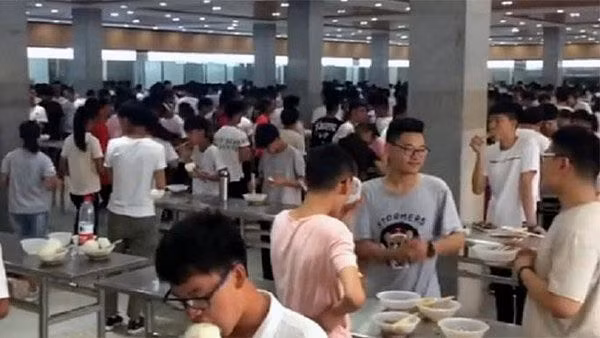 Lý do bất ngờ một trường TQ bắt học sinh ăn đứng - Hình 1