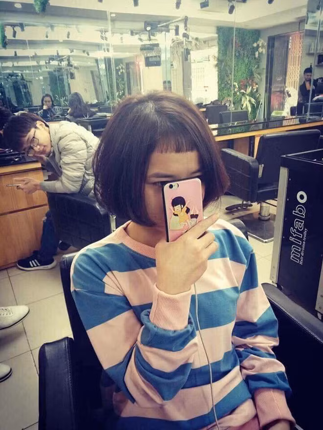 Theo thông tin thêm thì cô gái này đã khóc cả ngày sau khi cắt xong tóc mái.