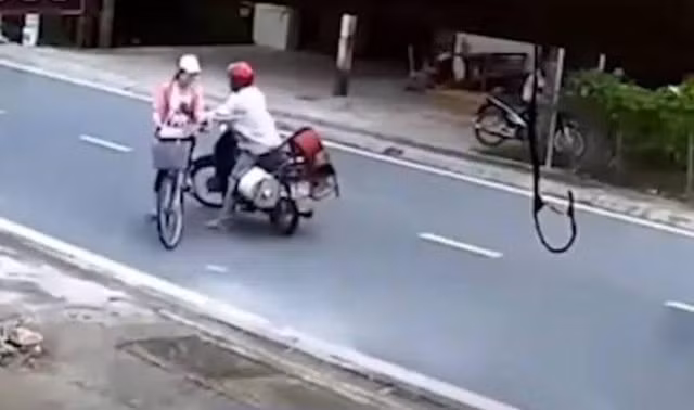 Qua quá trình xác minh, đã xác định được danh tính người đàn ông sàm sỡ bé gái. (Ảnh cắt từ clip).

