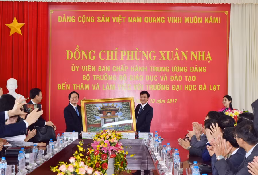 Bộ trưởng trao cho PGS.TS Nguyễn Đức Hòa- Hiệu trưởng Trường Đại học Đà Lạt bức tranh Khuê Văn Các