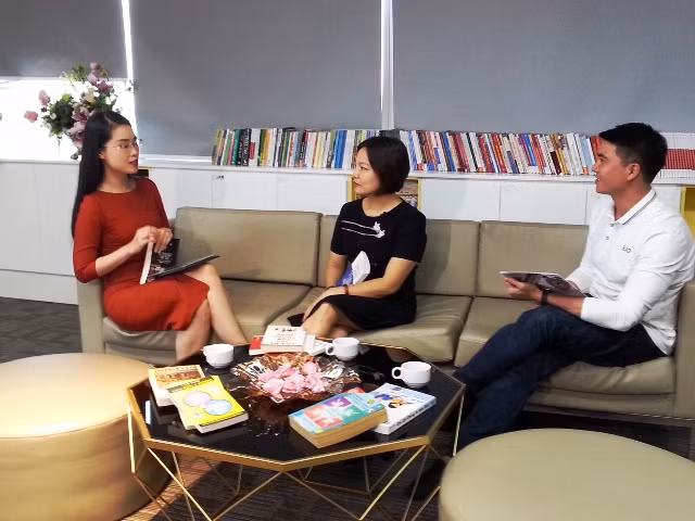 Bà Hoàng Thị Bích Ngọc (ngồi giữa) - GĐ Công ty TNHH Speed Reading Việt Nam chia sẻ về kỹ năng đọc nhanh