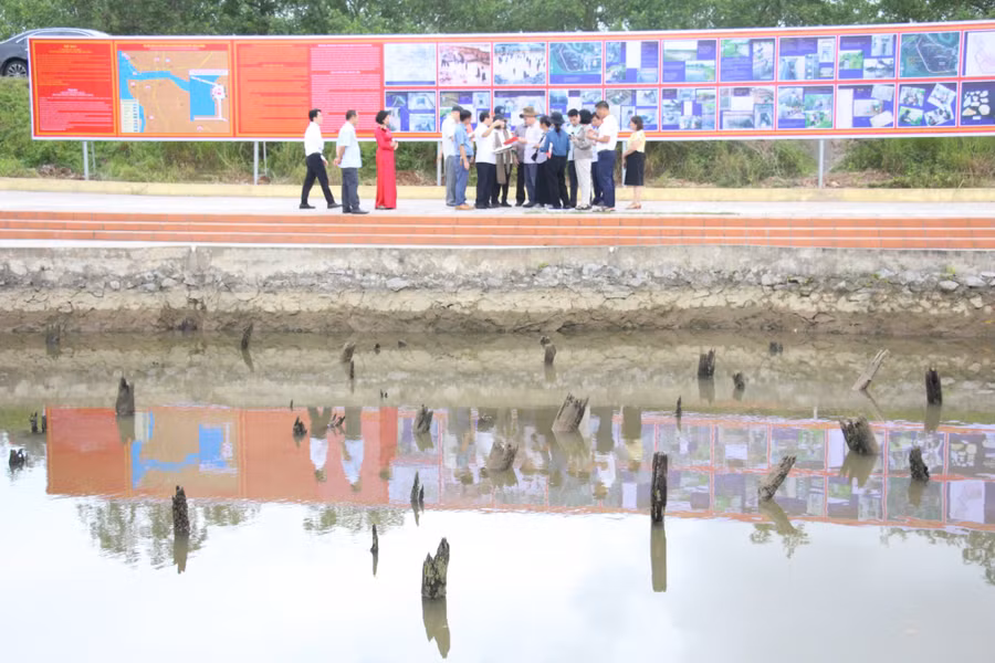 Đoàn chuyên gia Quốc tế UNESCO/ICOMOS khảo sát, thẩm định tại Bãi cọc Yên Giang. Đoàn chuyên gia Quốc tế UNESCO/ICOMOS khảo sát, thẩm định tại Bãi cọc Yên Giang.