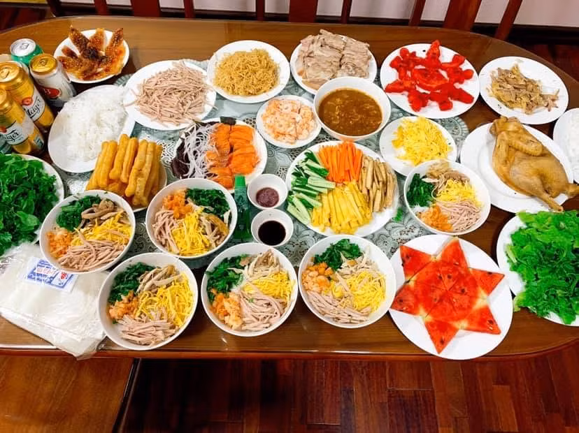 Bún thang và món cuốn, mắm nêm chấm tự làm. Bún thang và món cuốn, mắm nêm chấm tự làm.