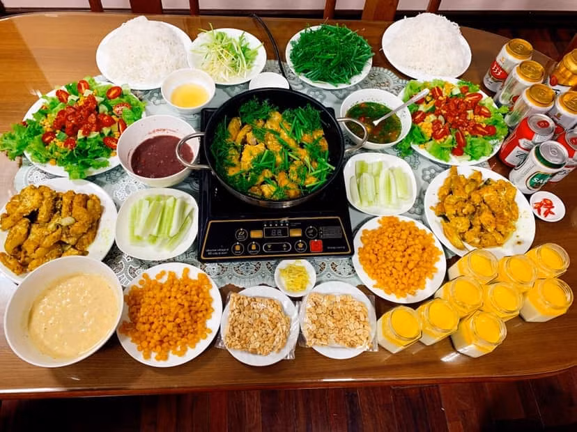 Chả cá, salat sốt chanh leo, sữa chua phomai. Chả cá, salat sốt chanh leo, sữa chua phomai.