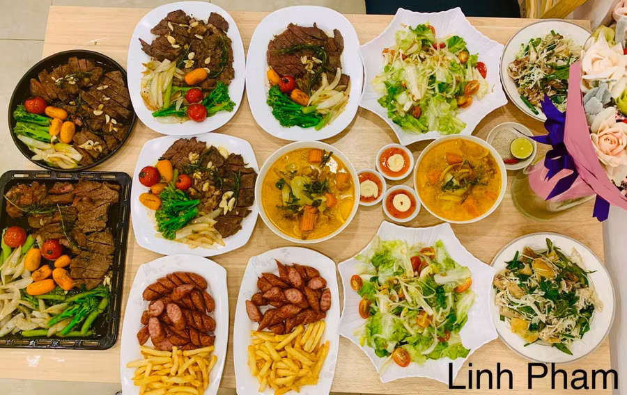 Beefsteak, Cari gà, Khoai tây + xúc xích chiên, Salad, Gỏi gà. Beefsteak, Cari gà, Khoai tây + xúc xích chiên, Salad, Gỏi gà.