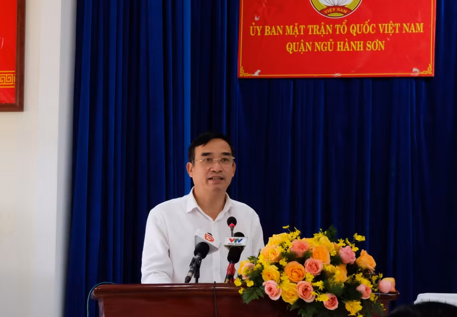 Ông Lê Trung Chinh – Chủ tịch UBND TP Đà Nẵng phát biểu tại buổi tiếp xúc cử tri.