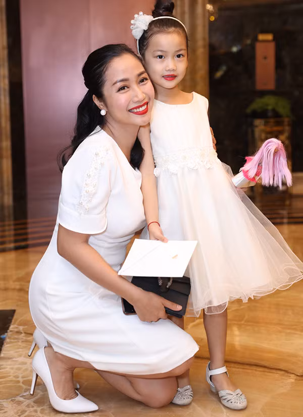 Ốc Thanh Vân mặc ton-sur-ton trắng với con gái. Ốc Thanh Vân mặc ton-sur-ton trắng với con gái.