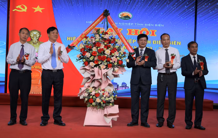 Ông Lê Thành Đô, Chủ tịch UBND tỉnh Điện Biên (thứ 3 bên phải) tặng hoa chúc mừng Đại hội Hiệp hội Doanh nghiệp tỉnh khoá II. Ông Lê Thành Đô, Chủ tịch UBND tỉnh Điện Biên (thứ 3 bên phải) tặng hoa chúc mừng Đại hội Hiệp hội Doanh nghiệp tỉnh khoá II.