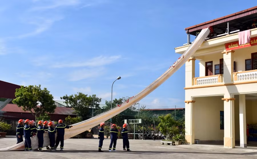 Hướng dẫn học sinh cách thoát hiểm bằng ống tụt cứu người. Hướng dẫn học sinh cách thoát hiểm bằng ống tụt cứu người.