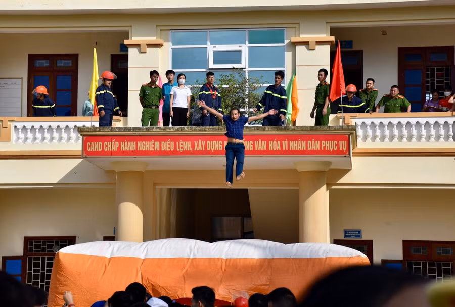 Nhảy thoát hiểm xuống thiết bị bóng hơi. Nhảy thoát hiểm xuống thiết bị bóng hơi.
