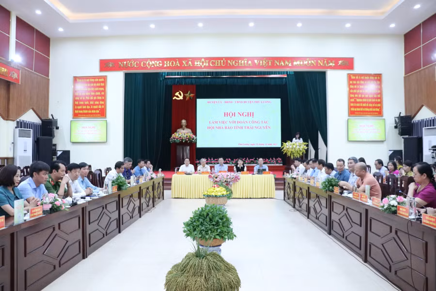 Quang cảnh chương trình làm việc.