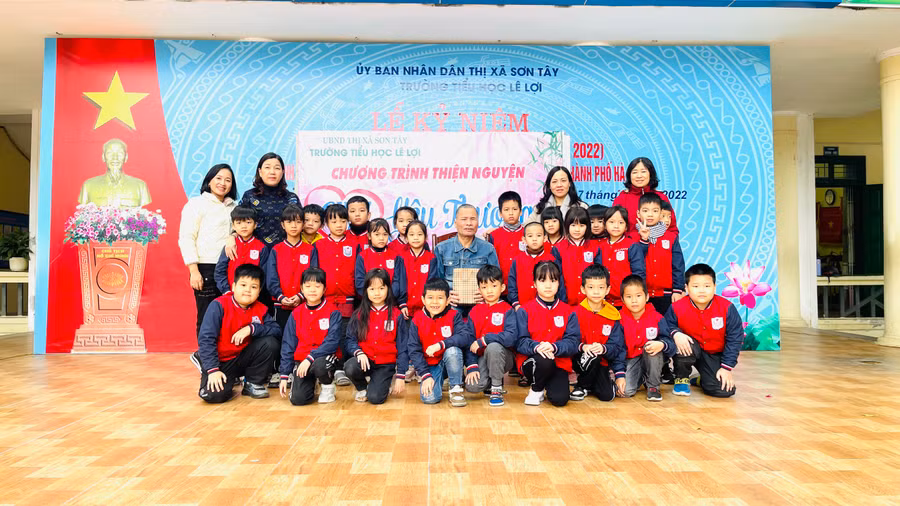 Cô Huyền tích cực cùng các hoạt động thiện nguyện để giúp đỡ học sinh hoàn cảnh khó khăn.