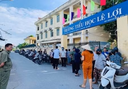 Khu vực phụ huynh để xe đón con được bố trí gọn gàng ngoài cổng trường.