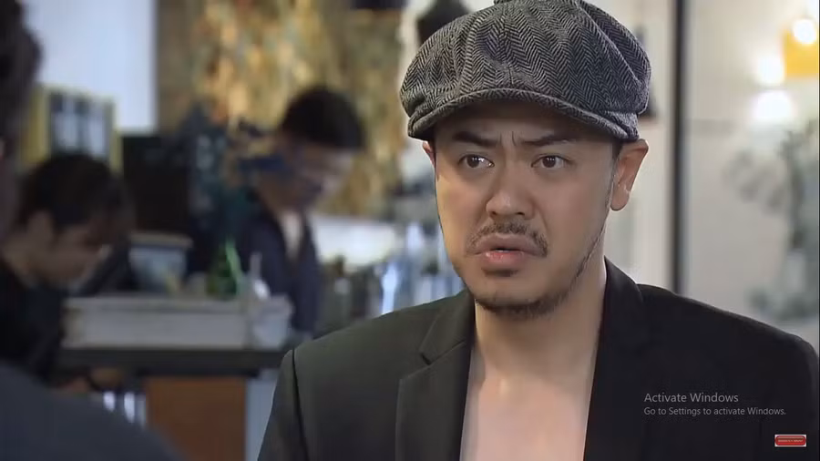 Ông Quốc than chuyện với ông Sơn. Ông Quốc than chuyện với ông Sơn.
