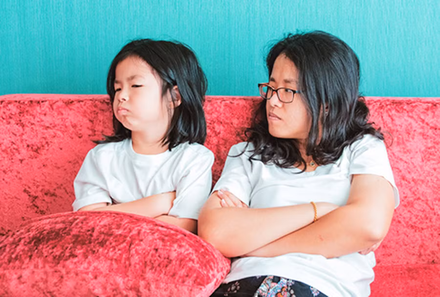 Không chỉ sự nuông chiều của cha mẹ, nhiều nguyên nhân khác cũng thể góp phần dẫn đến hành vi hư hỏng của trẻ. (Ảnh: ITN).
