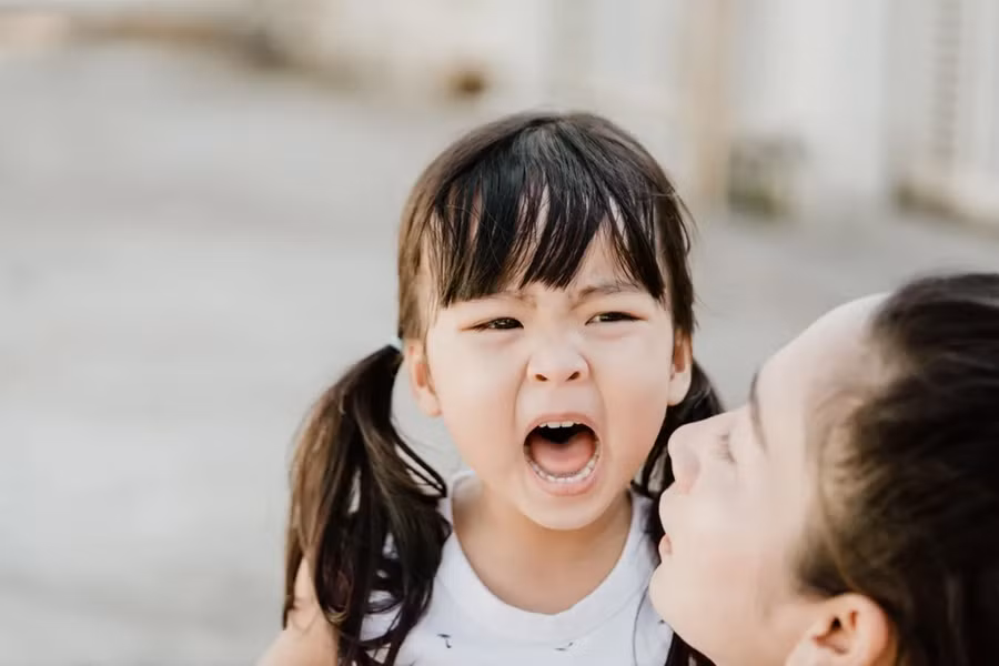 Đừng hình thành thói quen tung hô con mình quá mức. (Ảnh: ITN). Đừng hình thành thói quen tung hô con mình quá mức. (Ảnh: ITN).