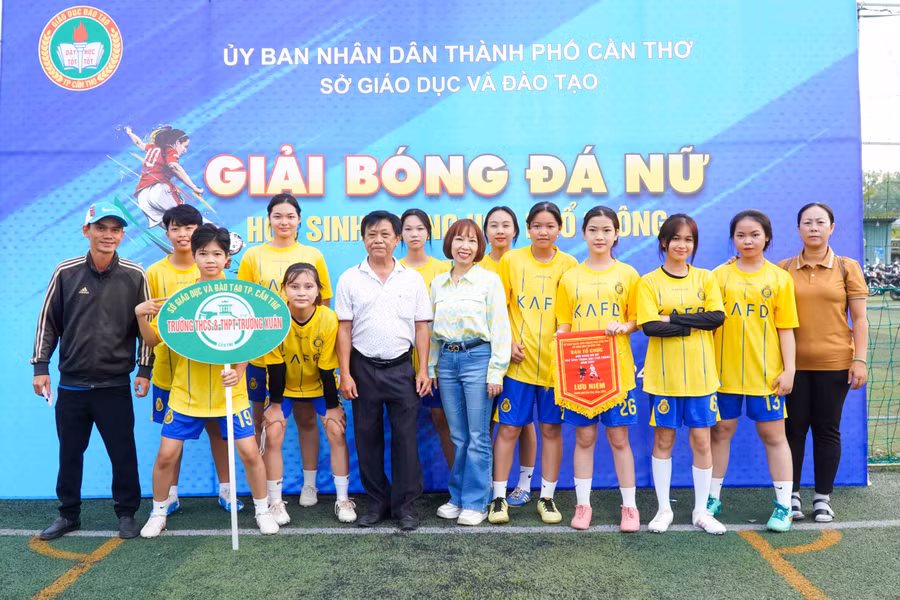 Lãnh đạo Sở GD&amp;ĐT TP Cần Thơ chụp ảnh lưu niệm với đội tham gia giải.