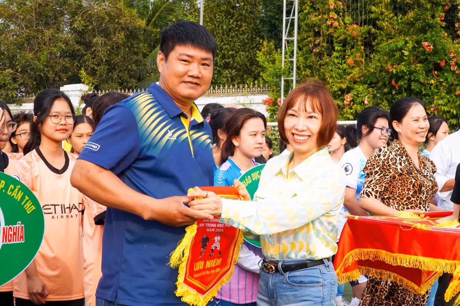 Bà Lê Thị Thùy Dung, Phó giám đốc Sở GD&amp;ĐT TP Cần Thơ trao cờ lưu niệm cho các đơn vị tham gia giải.