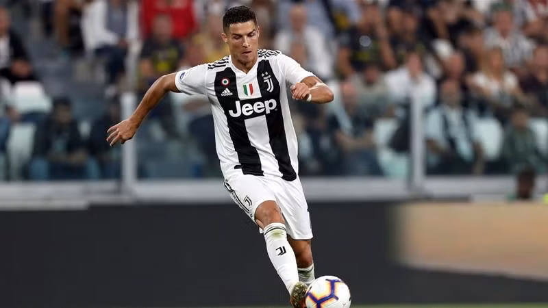 Siêu sao bóng đá của tuyển Bồ Đào Nha - Cristiano Ronaldo mạnh tay chi tới 144 triệu USD cho đôi chân của mình.