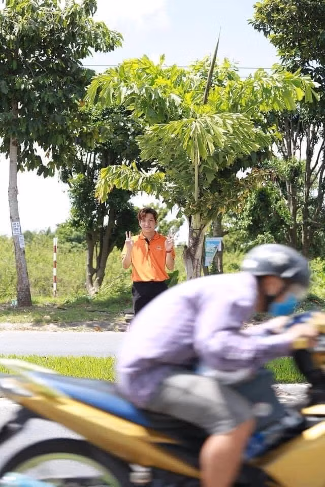 Nhờ bạn thân chụp ảnh và cái kết cười ra nước mắt ảnh 10