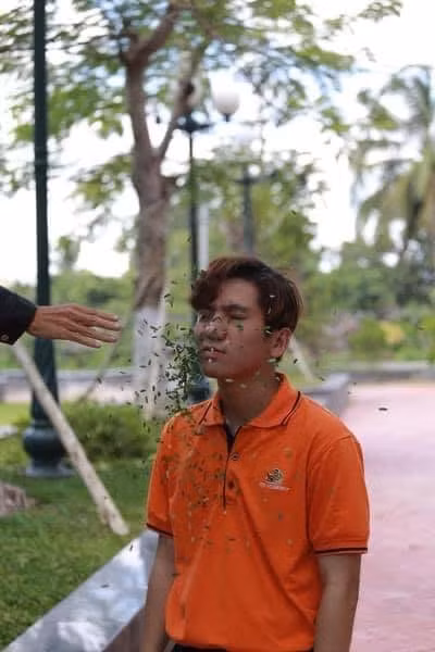 Nhờ bạn thân chụp ảnh và cái kết cười ra nước mắt ảnh 2
