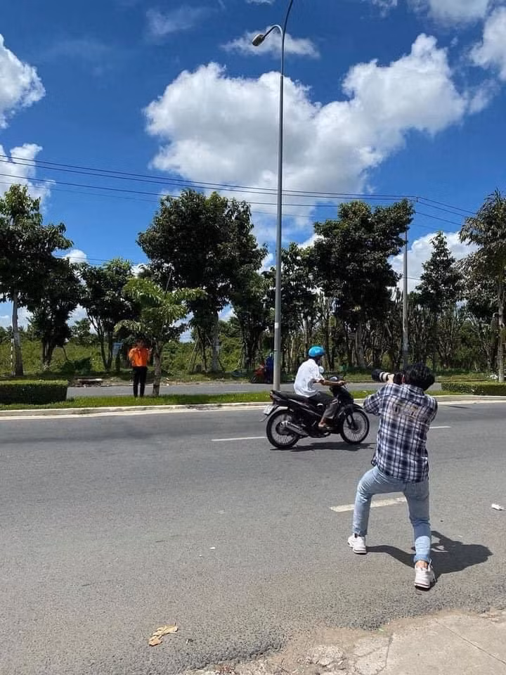 Nhờ bạn thân chụp ảnh và cái kết cười ra nước mắt ảnh 9