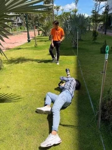 Nhờ bạn thân chụp ảnh và cái kết cười ra nước mắt ảnh 5
