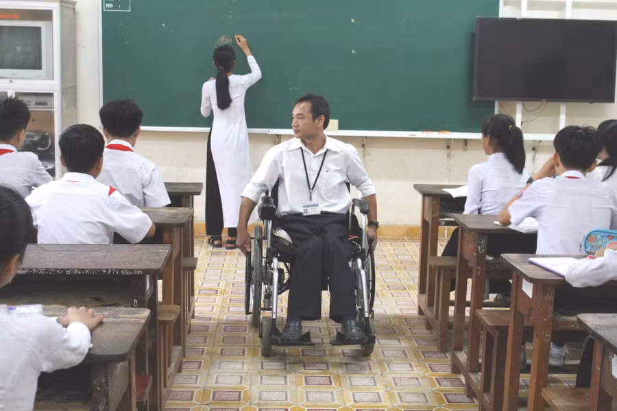 Dù thầy Thuận giảng bày trên chiếc xe lăn nhưng lớp học rộn ràng, sôi nổi.