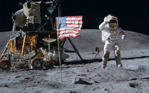Cuộn băng gốc ghi hình chuyến bay lên Mặt Trăng của tàu Apollo 11 được Gary George mua lại với giá chỉ 217.77 USD (khoảng 5 triệu đồng).