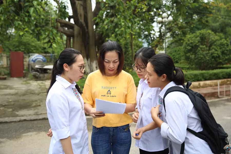 Trao đổi kết quả sau giờ thi. Ảnh: Thế Đại