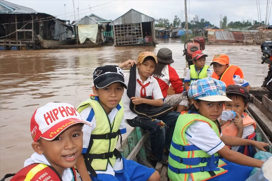 HS ĐBSCL đến trường mùa lũ. Ảnh minh họa HS ĐBSCL đến trường mùa lũ. Ảnh minh họa