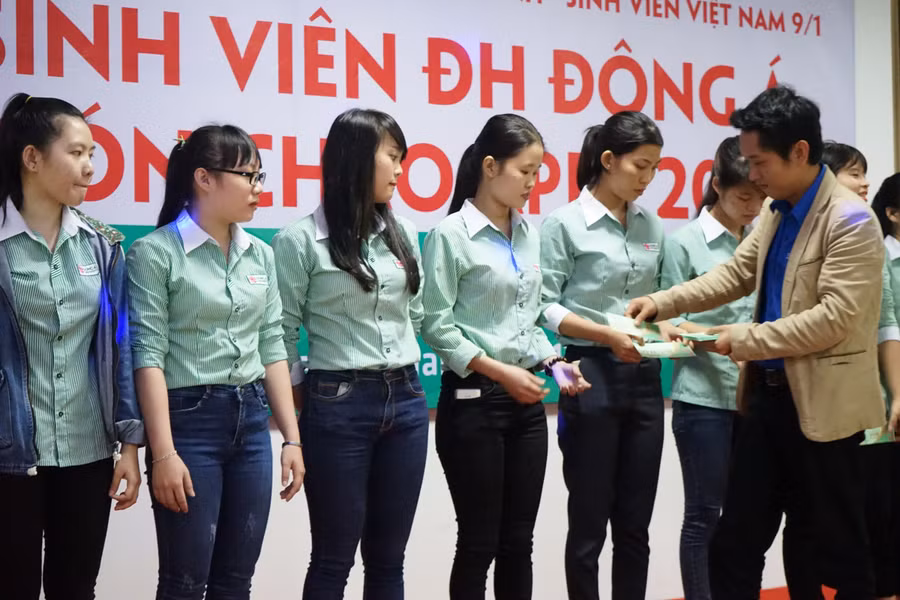 Trao tặng vé xe Tết cho sinh viên vùng lũ từ chương trình Nuôi heo đất trong trường học.