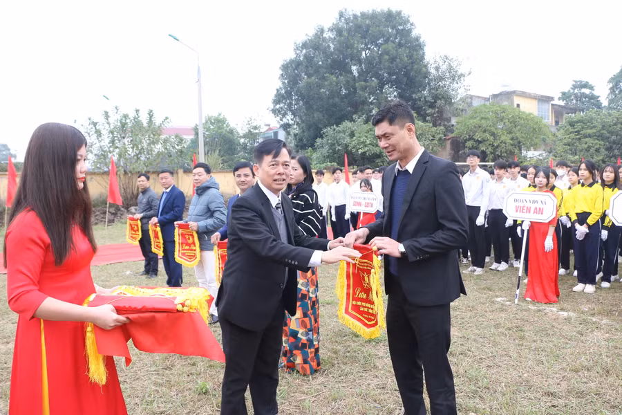 Ông Nguyễn Đức Thắng - Trưởng Phòng GD&amp;ĐT huyện Ứng Hòa thay mặt ban tổ chức tặng cờ lưu niệm cho các đơn vị tham gia Hội khỏe Phù Đổng lần thứ X năm 2024.